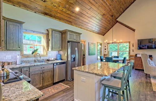 Clarkesville Cabina | Fox Den Haven w/Hot Tub - Steps to stunning Lake Burton in the NE GA Mountains!!