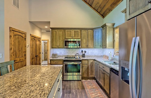 Clarkesville Cabina | Fox Den Haven w/Hot Tub - Steps to stunning Lake Burton in the NE GA Mountains!!