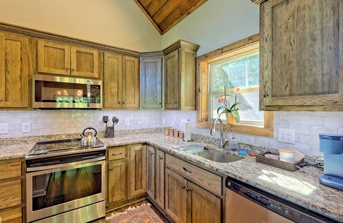 Clarkesville Cabina | Fox Den Haven w/Hot Tub - Steps to stunning Lake Burton in the NE GA Mountains!!