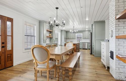 Lawrenceburg Casa | Fox Haven Retreat-Modern Cabin-Acres of Priv Land