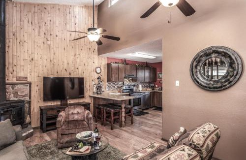 Ruidoso Apartamento | Fox Hollow Condo #08, 2 Bedrooms, Sleeps 6, Wood Stove, Barbecue
