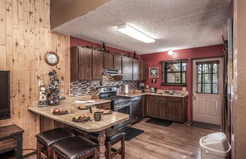 Ruidoso Apartamento | Fox Hollow Condo #08, 2 Bedrooms, Sleeps 6, Wood Stove, Barbecue