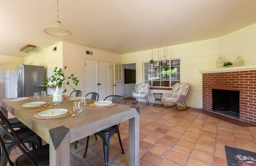 Roosevelt Casa | Fox Manor the Ultimate Fresno Getaway by RedAwning