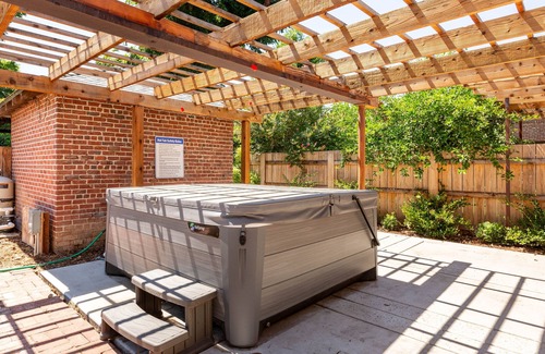 Roosevelt Casa | Fox Manor the Ultimate Fresno Getaway by RedAwning