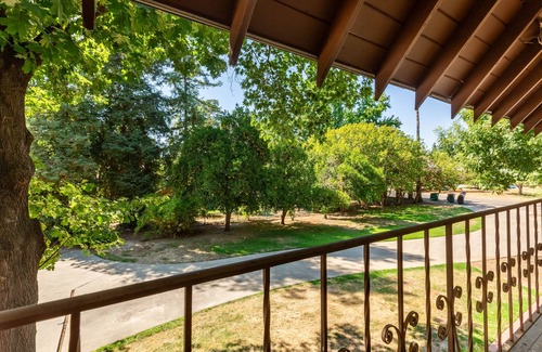 Roosevelt Casa | Fox Manor the Ultimate Fresno Getaway by RedAwning