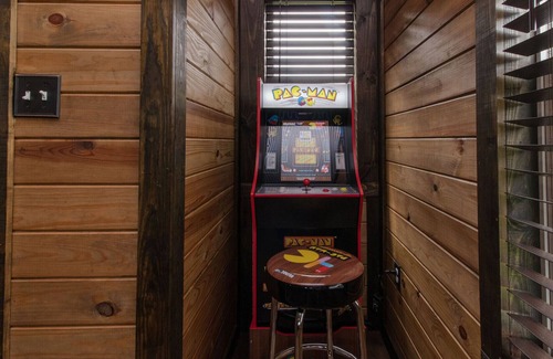 Eureka Springs Cabina | Fox Wood Cabin Secluded with Hot Tub/ family friendly
