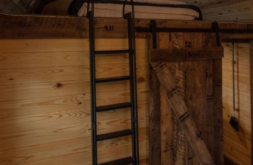 Eureka Springs Cabina | Fox Wood Cabin Secluded with Hot Tub/ family friendly