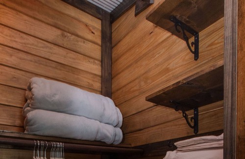 Eureka Springs Cabina | Fox Wood Cabin Secluded with Hot Tub/ family friendly