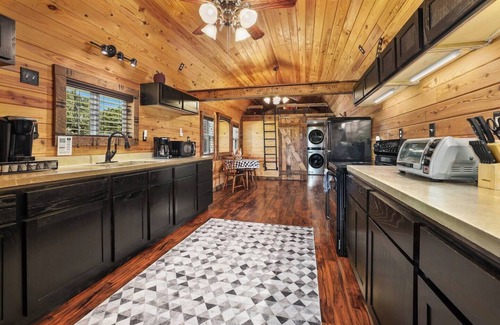 Eureka Springs Cabina | Fox Wood Cabin w/Hot Tub, family-friendly 50 acres