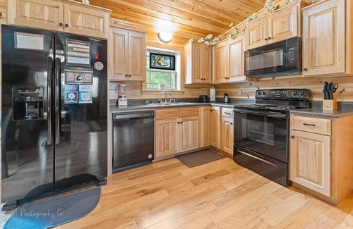 Pigeon Forge Cabina | Foxes' Den Cabin with Private Hot Tub and Arcade Game by RedAwning
