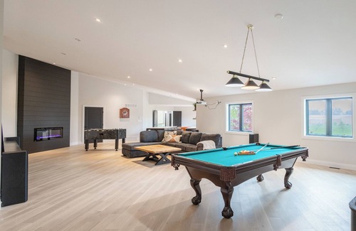 Huron East Casa | FOXFIELD ESTATE- LUXURY 7 BR COTTAGE WITH INDOOR POOL AND GAMES ROOM