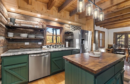 Linville Falls Cabina | Foxtail Cabin - Luxury Cabin with Hot Tub, Pool Table, Firepit, Views!