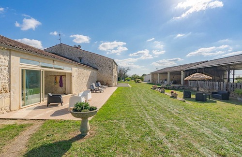 La Gripperie-Saint-Symphorien Casa | Casita de campo "Gite Oléron Piscine Intérieure" con jardín compartido y Wi-Fi