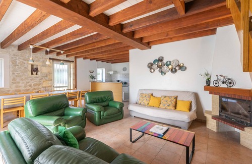 La Gripperie-Saint-Symphorien Casa | Pequeña casa 'Grands Gites 16 Personas' con Terraza Privada, Jardín Privado y Wi-Fi