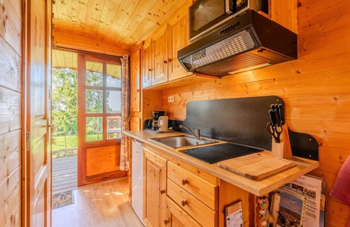 La Gripperie-Saint-Symphorien Casa | Casa de huéspedes 'Roulotte Proche Mer Avec Piscine' con terraza privada y jardín privado