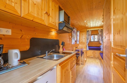 La Gripperie-Saint-Symphorien Casa | Casa de huéspedes 'Roulotte Proche Mer Avec Piscine' con terraza privada y jardín privado