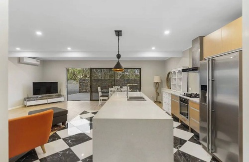 Clarks Beach Villa | Cozy & Large Family Estate Villa