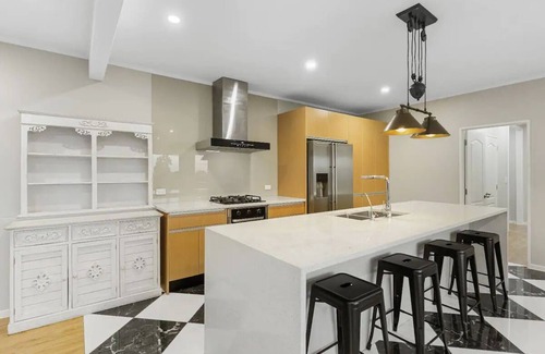 Clarks Beach Villa | Cozy & Large Family Estate Villa