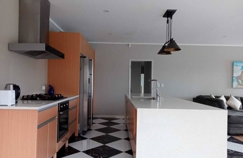 Clarks Beach Villa | Cozy & Large Family Estate Villa