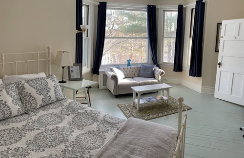 Saranac Lake Cama Y Desayuno | Franklin Manor - Queen Suite