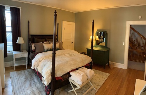Saranac Lake Cama Y Desayuno | Franklin Manor - Queen Suite Optional Adjoining