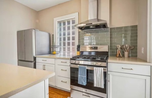 Olde Towne East Casa | Franklin Park Tudor 5BD w Sunroom, Nationwide, OSU, Pet friendly, Fenced yard