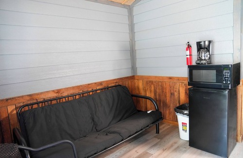 Sunrise Beach Cabina | Franky and Louie's Purple Cabin 4