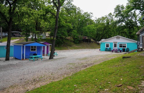 Sunrise Beach Cabina | Franky and Louie's Purple Cabin 4