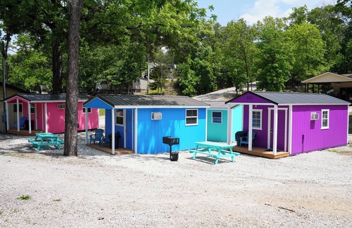 Sunrise Beach Cabina | Franky and Louies Pink Cabin 1