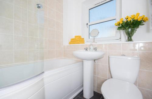 Central Aberdeen Apartamento | Free Allocated Barrier Secured Parking Space at rear entrance & Fast WIFI, Ideal for long term contractor, corporate, etc stays, Regular housekeeping option - Dwellcome Home Ltd 2 Bedroom King & Double Central Apartment - see our site for assurance