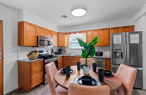 Frederick Casa | FREE Amenities 4Bd 2 Bath Oasis 8mins to Downtown