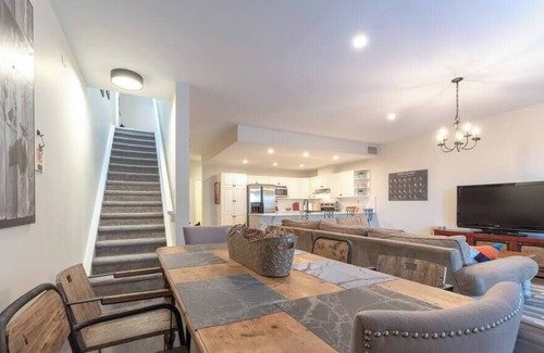 Inglewood Casa | FREE Banff Pass, Cozy 3BR, Sleeps 6 & RT Patio