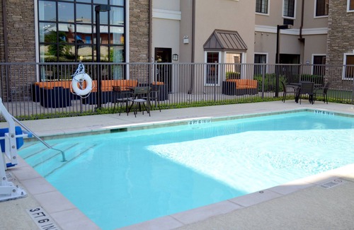 West San Antonio Condominio | ¡Suite accesible para personas con discapacidad auditiva con acceso accesible a la piscina cerca de SeaWorld!