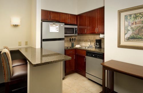 Linthicum Heights Condominio | Desayuno gratis + piscina al aire libre + bañera de hidromasaje | Suite Moderna