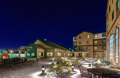 Grand Forks Apartamento | Desayuno gratis. Piscina cubierta y bañera de hidromasaje. Perfecto para visitar la Universidad de Dakota del Norte.