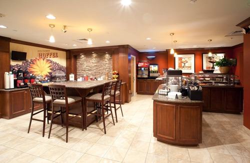 Great Falls Apartamento | Desayuno gratis. Piscina cubierta y bañera de hidromasaje. En el río Missouri.