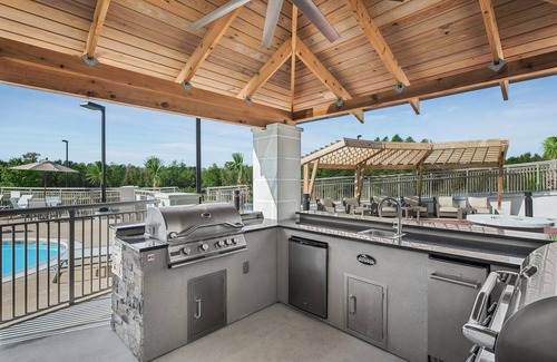 Florence Apartamento | Desayuno gratis + piscina al aire libre | Explora el Salón de la fama de Nascar