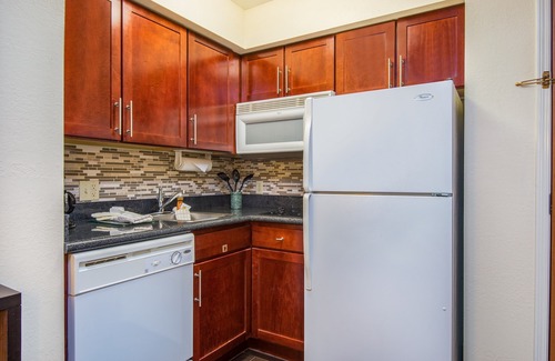 East Texas Apartamento | Free Breakfast! Studio with Pool Access. Near Lehigh Valley International Airport