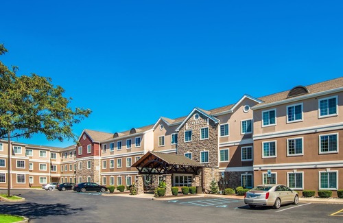 East Texas Apartamento | Free Breakfast! Studio with Pool Access. Near Lehigh Valley International Airport