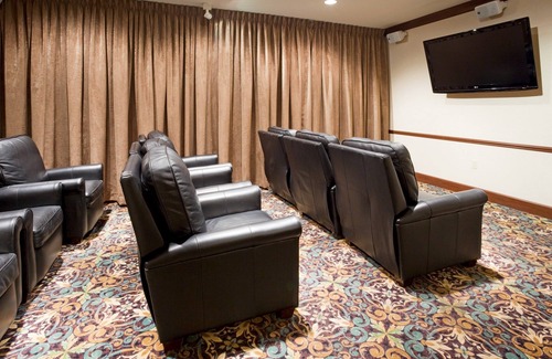 Oconomowoc Condominio | Free Breakfast. Suite Near Aurora Medical Center!