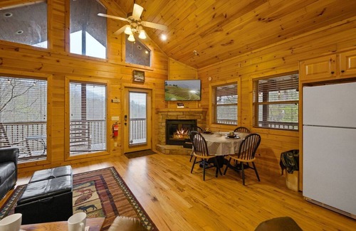 Gatlinburg - Pigeon Forge Cabina | Free Dollywood Tix/VIEWS/DogFriendly/Pool Access