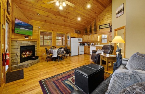Gatlinburg - Pigeon Forge Cabina | Free Dollywood Tix/VIEWS/DogFriendly/Pool Access