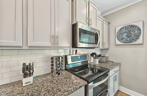 Folly Field Casa | Free Heated Pool | 3 Blocks to the Beach | Elevator