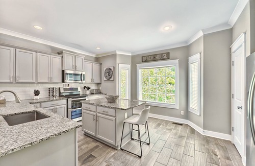 Folly Field Casa | Free Heated Pool | 3 Blocks to the Beach | Elevator