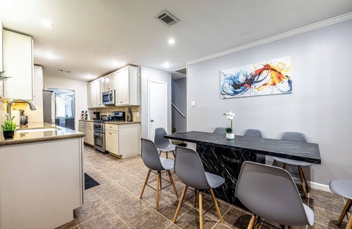 Southeast Houston Casa | FREE NIGHT! Sleeps 20, Private Pool, Hot Tub