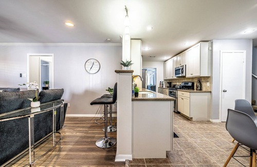 Southeast Houston Casa | FREE NIGHT! Sleeps 20, Private Pool, Hot Tub