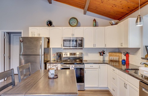 Bushkill Casa | Free Outdoor Pool & Lake Access & More!