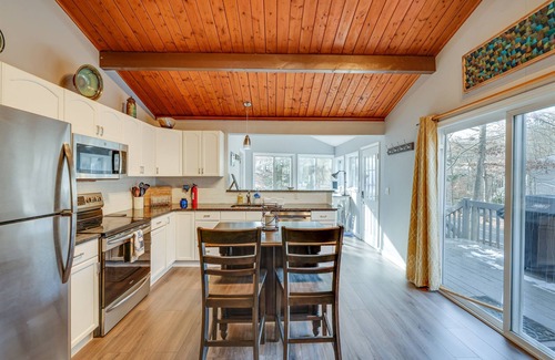 Bushkill Casa | Free Outdoor Pool & Lake Access & More!