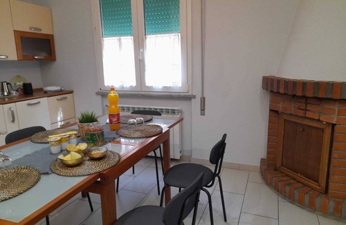 Capannori Apartamento | FREE PARKING, AIR CONDITIONED AND WI-FI 2 STEPS FROM HISTORIC VILLAS