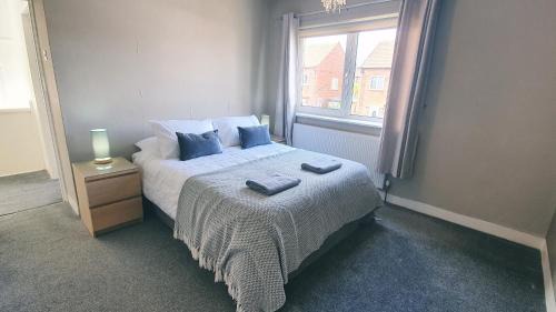 West Boldon Casa | Free Parking, Ideal for long term contractor, etc stays, Fast WIFI, 3 miles 7 mins drive to Nissan, 15 mins to Sunderland Newcastle, Regular Housekeeping Options - Dwellcome Home Ltd 3 DOUBLE Bedroom House Boldon - see our site for assurance